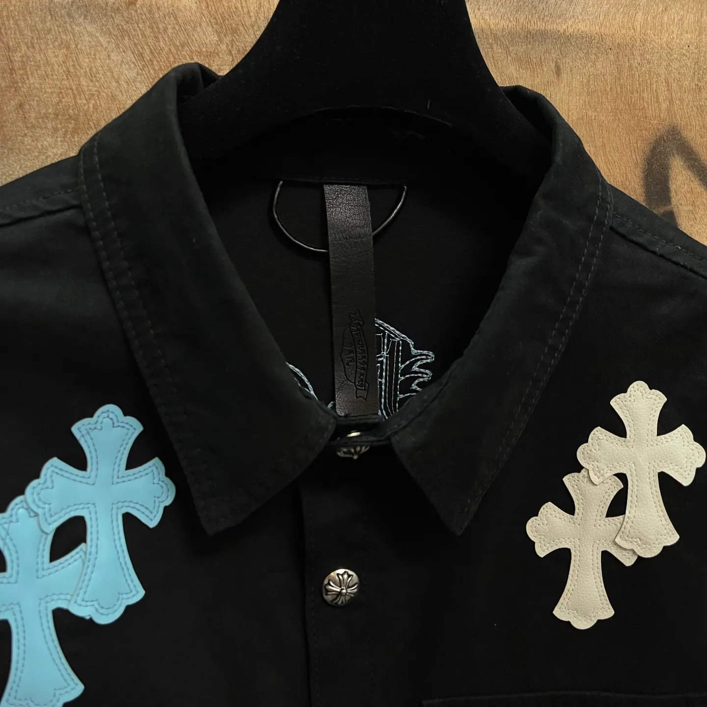 P610 Wang Zha has a new one! Heavy 15.5oz! Kill all market versions instantly! The price has bottomed out. Chrome Hearts Haute Couture Chrome Hearts patchwork leather denim jacket. The choice of high-grade twill denim custom-made fabrics is very important. It distinguishes the low version and wrong version of all pure black denim fabrics on the market. The cross patchwork leather is all imitation lambskin. All dyeing is completely restored without color difference. The inner leather label is first-layer calfskin. All hardware is 925 silver plated. It distinguishes all versions on the market. There is no better casual comparison in the market. Same style for men and women S-XL